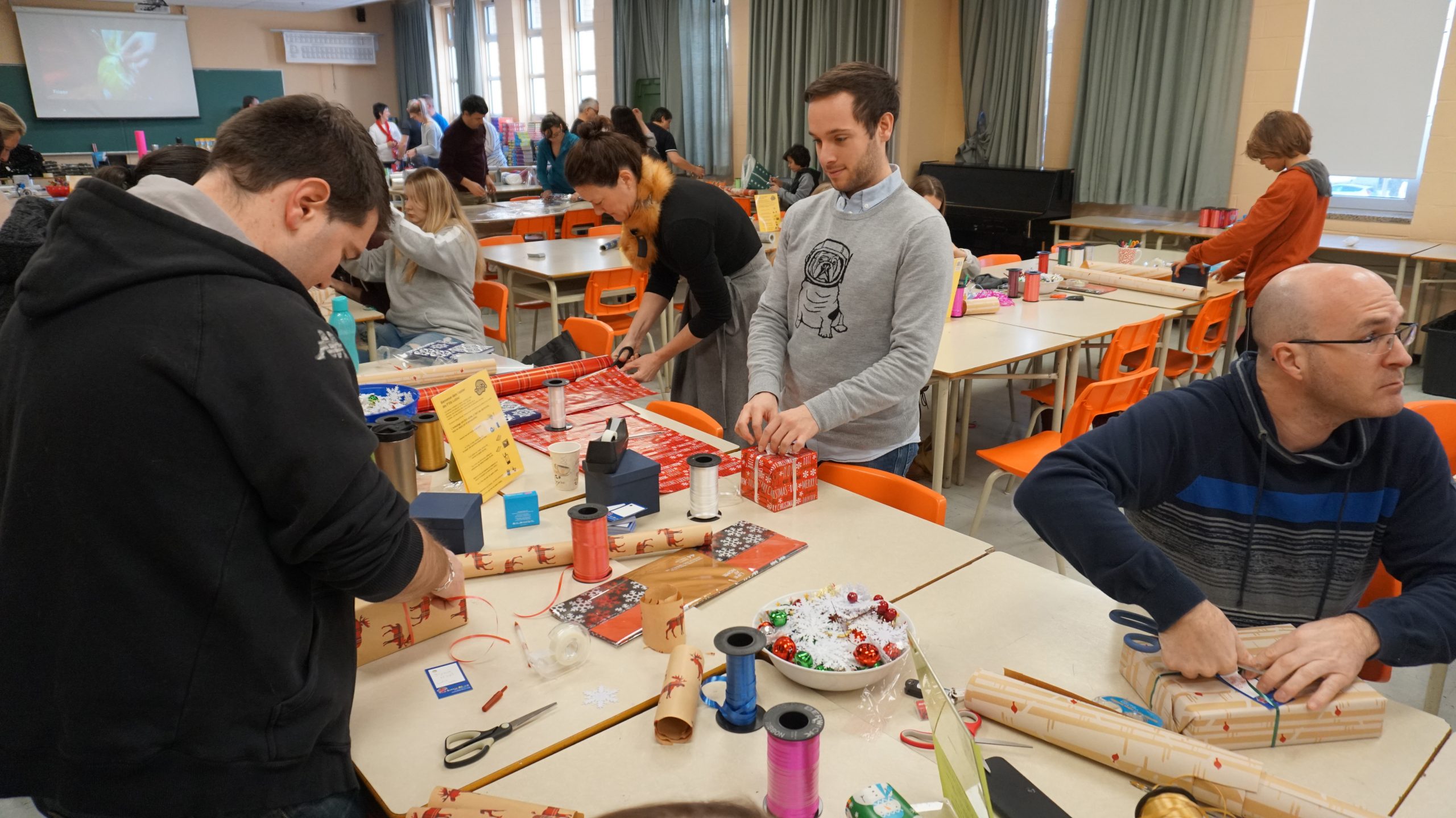 L'équipe de Larochelle aide l'emballage de cadeaux en 2018